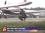 Кинематографист Альберт Винг уже открыл свой парашют, когда столкнулся с самолетом, с которого он спрыгнул. Инцидент произошел над аэропортом DeLand в центральной части штата Флорида