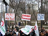 На санкционированный местными властями митинг в центре Томска вышли около 100 человек. Акция протеста длилась меньше часа. Ее организовали региональные отделения партий "Союз правых сил", "Яблоко", организации "Наш выбор - Томск" и "Открытая Россия"