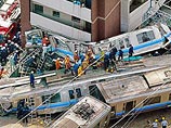На месте самой страшной за последние десятилетия железнодорожной катастрофы в Японии спасатели уже не надеются найти выживших людей