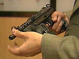 На месте происшествия обнаружены несколько автоматов "Агран- 2000" и пистолет Макарова, который, по всей видимости, принадлежал кому-то из оборонявшихся На месте происшествия обнаружены несколько автоматов "Агран- 2000" и пистолет Макарова, который, по всей видимости, принадлежал кому-то из оборонявшихся