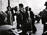 Фотография была сделана в 1950 году, когда Дуано по заказу американского журнала Life работал над серией о парижских влюбленных. На снимке изображена целующаяся в толпе на площади перед столичной мэрией рядом с колледжем, в котором они учились, влюбленная