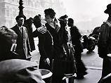 Фотография была сделана в 1950 году, когда Дуано по заказу американского журнала Life работал над серией о парижских влюбленных. На снимке изображена целующаяся в толпе на площади перед столичной мэрией рядом с колледжем, в котором они учились, влюбленная Фотография была сделана в 1950 году, когда Дуано по заказу американского журнала Life работал над серией о парижских влюбленных. На снимке изображена целующаяся в толпе на площади перед столичной мэрией рядом с колледжем, в котором они учились, влюбленная