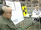 Они проводили акцию протеста на центральной площади города перед зданием парламенте. Экологи пытались таким образом обратить внимание венгерских депутатов и премьера страны на опасность вывоза ядерных отходов из Венгрии в Россию Они проводили акцию протеста на центральной площади города перед зданием парламенте. Экологи пытались таким образом обратить внимание венгерских депутатов и премьера страны на опасность вывоза ядерных отходов из Венгрии в Россию