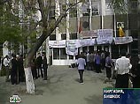 Около 100 человек захватили здание Верховного суда Киргизии, требуя отставки всех судей Около 100 человек захватили здание Верховного суда Киргизии, требуя отставки всех судей