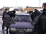 Оперативник, переодетый в форму автоинспектора, остановил легковую машину на трассе Москва - Петербург