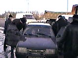Оперативник, переодетый в форму автоинспектора, остановил легковую машину на трассе Москва - Петербург Оперативник, переодетый в форму автоинспектора, остановил легковую машину на трассе Москва - Петербург