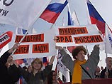 В руках участники акции держали лозунги, критикующие руководство Белоруссии. Кроме того, как сообщает "Интерфакс", в руках у пикетчиков находились флаги и красные шарики, на которых прикреплены плакаты с надписями "Амнистия", "Нет - репрессиям", "Свобода"