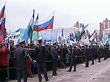 Сторонники властей, в основном молодежь из Уфы и других районов республики, держали в руках флаги России и Башкирии и скандировали: "Мир, труд, май!", "Мы за Путина!", "Мы за Рахимова!"