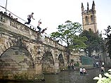 Десятки студентов Оксфордского университета бросились с 8-метрового моста в обмелевшую реку