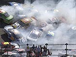 В ходе гонок Nascar столкнулись 25 машин В ходе гонок Nascar столкнулись 25 машин