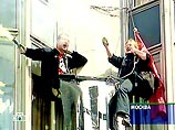Двое "лимоновцев" два часа висели на гостинице "Россия" в знак протеста против политики Путина