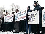 Участники акции протестуют против закупки иностранной техники, в частности аэробусов А-310 и Boeing, и требуют от правительства поддержать отечественного производителя