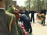 Мэр Москвы Юрий Лужков и представители столичного правительства возложили цветы и венки к Могиле Неизвестного солдата у Кремлевской стены, а также к памятнику маршалу Жукову