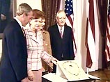Джорджу Бушу вручен высший орден Латвии- орден трех звезд первой степени