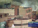 Прибывшие на место происшествия пожарные выяснили, что горит здание на территории завода "Серп и Молот". В настоящее время площадь пожара, по докладам с мест, превышает 3000 кв. метров, горит кровля. На 400 кв. метрах произошло обрушение кровли