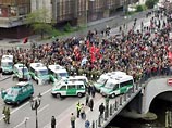 Более 10 тыс. антифашистов фактически блокировали в центре Берлина сторонников крайне правой Национал-демократической партии (НДПГ), которые под усиленной охраной полиции намереваются провести шествие по улицам города в знак протеста против Победы