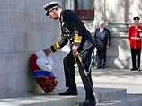 Наследник британского престола принц Чарльз, новый министр обороны Джон Рид, командующие видами войск вооруженных сил Великобритании и британские ветераны Второй мировой войны возложили венки к подножию мемориала