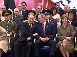 Президентская чета фотографировалась с каждым из высоких гостей. После этого Путин направился на трибуну, где занял свое место рядом с президентом США Джорджем Бушем