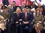Президентская чета фотографировалась с каждым из высоких гостей. После этого Путин направился на трибуну, где занял свое место рядом с президентом США Джорджем Бушем Президентская чета фотографировалась с каждым из высоких гостей. После этого Путин направился на трибуну, где занял свое место рядом с президентом США Джорджем Бушем