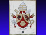 На папском гербе Бенедикта XVI отсутствует тиара