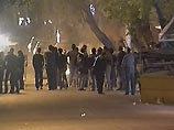 Один полицейский и один участник манифестации пострадали в ночь на среду в греческой столице, когда около 300 человек напали на кортеж двоих бывших министров-социалистов