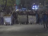 Противостояние анархистов с полицией началось, когда от полутора до трех сотен агрессивно настроенных молодых людей из политизированных хулиганских группировок вломились в здание Политехнического университета, которое находится в центре Афин