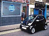 Водитель грузовика не заметил, как врезался в машину Smart и протащил ее по шоссе несколько километров Водитель грузовика не заметил, как врезался в машину Smart и протащил ее по шоссе несколько километров