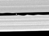 Cassini обнаружил ранее неизвестную луну Сатурна (ФОТО)
