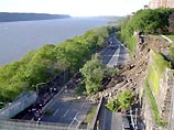 Было применено специально оборудование для обнаружения людей под завалами. По предварительным оценкам, никто в результате происшествия не пострадал Было применено специально оборудование для обнаружения людей под завалами. По предварительным оценкам, никто в результате происшествия не пострадал