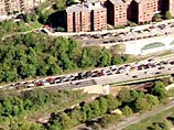 В Нью-Йорке стена рухнула на автотрассу, погребя под собой несколько автомобилей