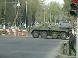 Толпа узбекских беженцев прорвалась в Киргизию - есть раненые Толпа узбекских беженцев прорвалась в Киргизию - есть раненые
