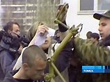 Во время проведения праздника "День призывника" на большом поле возле одного из корпусов Томского госуниверситета во время учебно-показательных выступлений спецназа, предположительно, произошел взрыв имитационного устройства Во время проведения праздника "День призывника" на большом поле возле одного из корпусов Томского госуниверситета во время учебно-показательных выступлений спецназа, предположительно, произошел взрыв имитационного устройства
