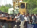 На границе Узбекистана и Киргизии 1000 узбеков восстанавливают мост через горную реку На границе Узбекистана и Киргизии 1000 узбеков восстанавливают мост через горную реку