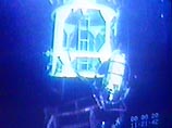 Около 12:00 начался спуск норвежского водолаза к атомной подводной лодке  "Курск". Спасатель попытается открыть внутренний люк шлюзовой камеры подлодки