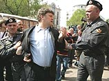 В день вынесения приговора Ходорковскому у суда избит зампред партии "Яблоко" и еще десятки митингующих