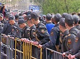 В день вынесения приговора Ходорковскому у суда избит зампред партии "Яблоко" и еще десятки митингующих