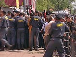 В день вынесения приговора Ходорковскому у суда избит зампред "Яблока", задержан глава учительского комитета Беслана В день вынесения приговора Ходорковскому у суда избит зампред "Яблока", задержан глава учительского комитета Беслана
