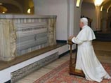 Заупокойную мессу у могилы Иоанна Павла II в подземной крипте собора святого Петра   возглавит его преемник Папа Римский Бенедикт XVI