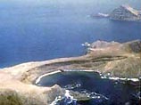 Дикий, терзаемый ветрами и дождями, этот каменистый клочок суши длиной в 22 км и шириной в 7 км, расположенный в 667 км к западу от Вальпараисо, был пристанищем прототипа героя Даниэля Дефо