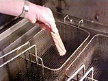 Лакомство готовится просто: шоколадный батончик обмакивается в жидкое тесто, после чего обжаривается во фритюре Лакомство готовится просто: шоколадный батончик обмакивается в жидкое тесто, после чего обжаривается во фритюре