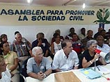 Исключительный случай: на форуме, который его организаторы представили первым "съездом" противников диктатуры, звучали даже крики "Долой Кастро!". Но полиция и не думала вмешиваться в это беспрецедентное собрание