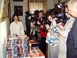 Авторы сборника, шесть журналистов, в течение нескольких месяцев проводили собственное расследование трагических событий, опрашивая родственников погибших и свидетелей этого бесчеловечного преступления Авторы сборника, шесть журналистов, в течение нескольких месяцев проводили собственное расследование трагических событий, опрашивая родственников погибших и свидетелей этого бесчеловечного преступления