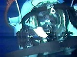 Норвежским водолазам примерно в 13:00 удалось открыть нижний люк шлюзовой камеры, ведущей в 9-й отсек атомной подводной лодки "Курск"