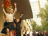 По словам Гаврилова, праздничные мероприятия пройдут во всех школах, праздничные площадки будут организованы в округах. По традиции выпускников с праздником "последнего звонка" поздравят первоклассники По словам Гаврилова, праздничные мероприятия пройдут во всех школах, праздничные площадки будут организованы в округах. По традиции выпускников с праздником "последнего звонка" поздравят первоклассники