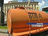 В обесточенные районы Москвы питьевую воду доставляют водовозы В обесточенные районы Москвы питьевую воду доставляют водовозы