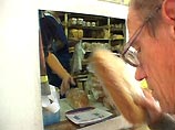 В южных районах Москвы разворачиваются лотки с товарами первой необходимости В южных районах Москвы разворачиваются лотки с товарами первой необходимости