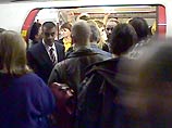 Из-за аварии в лондонском метро пассажиры около часа провели в блокированных вагонах Из-за аварии в лондонском метро пассажиры около часа провели в блокированных вагонах