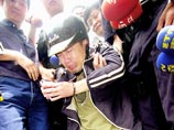 На Тайване арестован преступник, добавивший цианистый калий в бутылки с энергетическим напитком в нескольких супермаркетах острова, в результате чего отравились четыре человека, один из которых скончался На Тайване арестован преступник, добавивший цианистый калий в бутылки с энергетическим напитком в нескольких супермаркетах острова, в результате чего отравились четыре человека, один из которых скончался