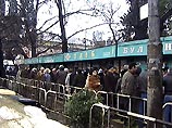 Самый ходовой товар в городе - свечи, водка и хлеб. Хлебозавод обеспечивают и водой, и энергией, поэтому хлеба в городе вдоволь, однако очереди за ним не уменьшаются Самый ходовой товар в городе - свечи, водка и хлеб. Хлебозавод обеспечивают и водой, и энергией, поэтому хлеба в городе вдоволь, однако очереди за ним не уменьшаются