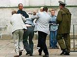 Активисты Авангарда красной молодежи провели в Кремле акцию против Путина Активисты Авангарда красной молодежи провели в Кремле акцию против Путина